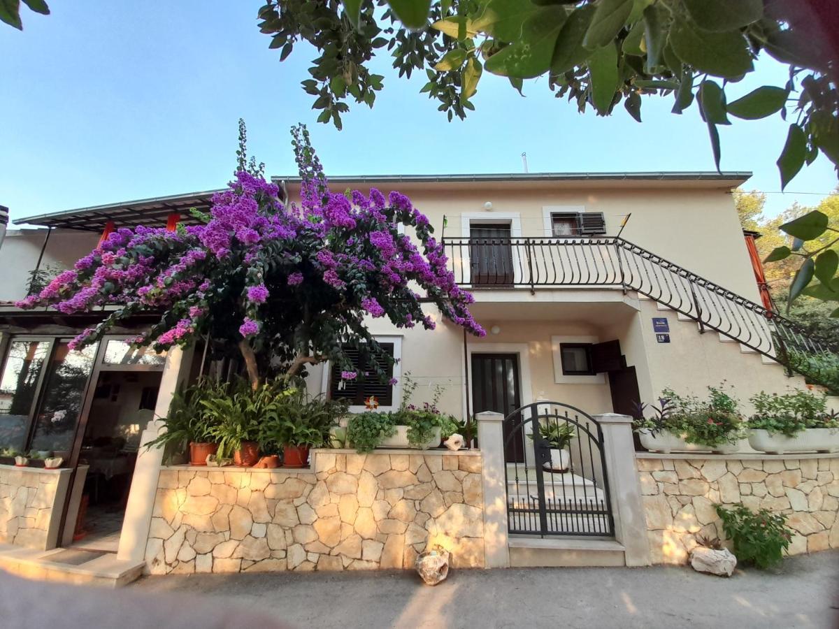 House-Apartments Ela -Mirca- Family Holiday Mirca  Экстерьер фото